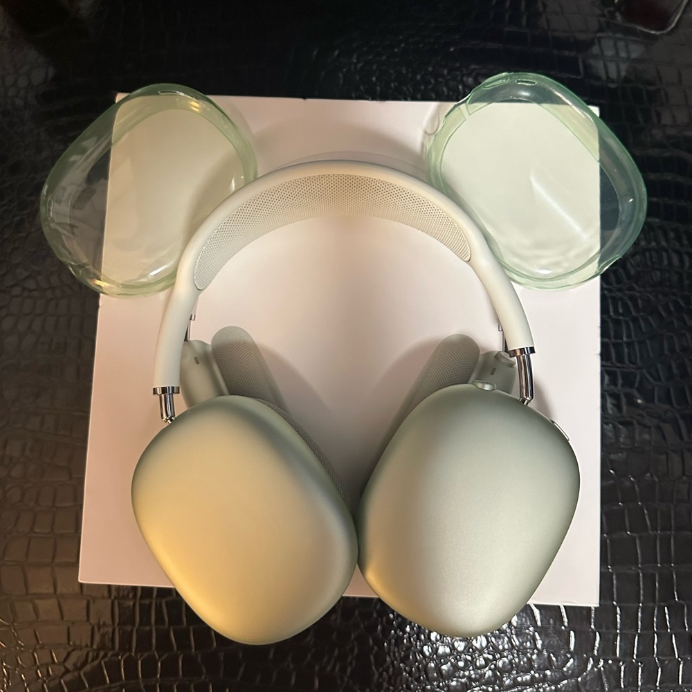 Apple AirPods Max in Green with MOLOPPO Case Covers